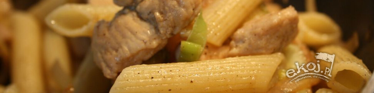 Penne, kurczak i smażony zielony por