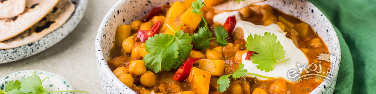 Słodko-pikantne wegańskie curry z ciecierzycą i plackami chapati