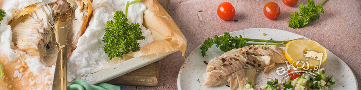 Ryba pieczona w soli z tabbouleh z warzywami i ziołami