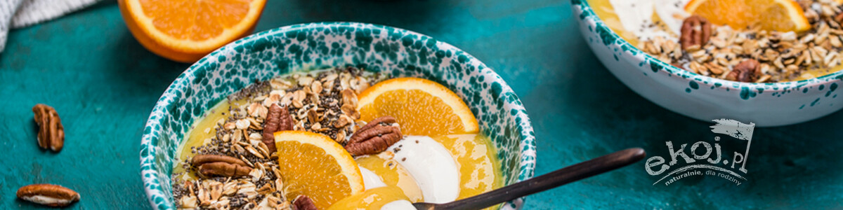 Smoothie bowl z szybką granolą