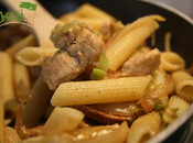 Penne, kurczak i smażony zielony por