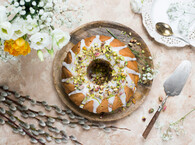 Babka majonezowa z limonkowym lukrem i pistacjami