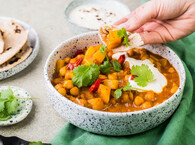Słodko-pikantne wegańskie curry z ciecierzycą i plackami chapati