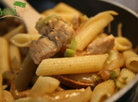 Penne, kurczak i smażony zielony por