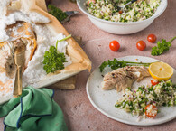 Ryba pieczona w soli z tabbouleh z warzywami i ziołami