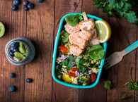 Lunchbox tabbouleh z łososiem i deserem chia