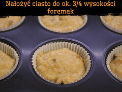 Nałożyć ciasto do foremek