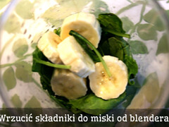 Wrzucić składniki do miski blendera