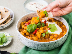 Wegańskie curry z ciecierzycą, mango podawane z chapati