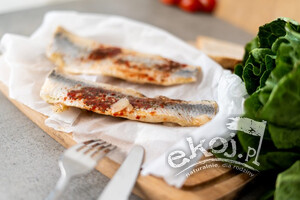 Śledzie lekko solone a'la matjas z SUSZONYMI POMIDORAMI w słoiku 300g Seafood
