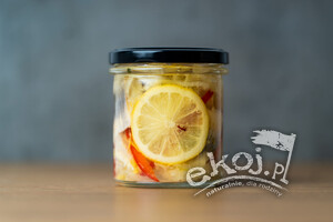 Śledź z cytryną i płatkami chili w marynacie cytrynowo-miodowej słoik 300g Seafood